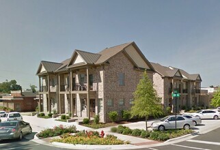 Building Photo - Nice 3 Bed 3 Bath Available Fall 2026!