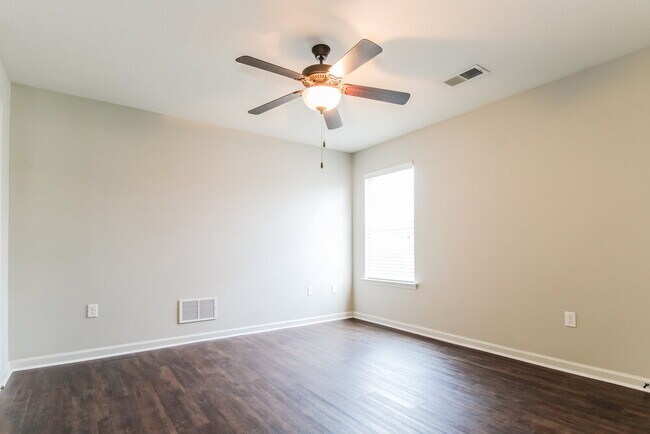 Building Photo - 7459 Aylesbury Ln