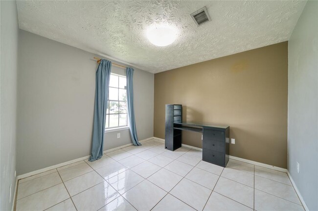 Building Photo - 1323 Oakengates Dr