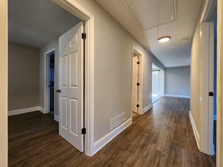 Building Photo - 1020 Woodvale Dr