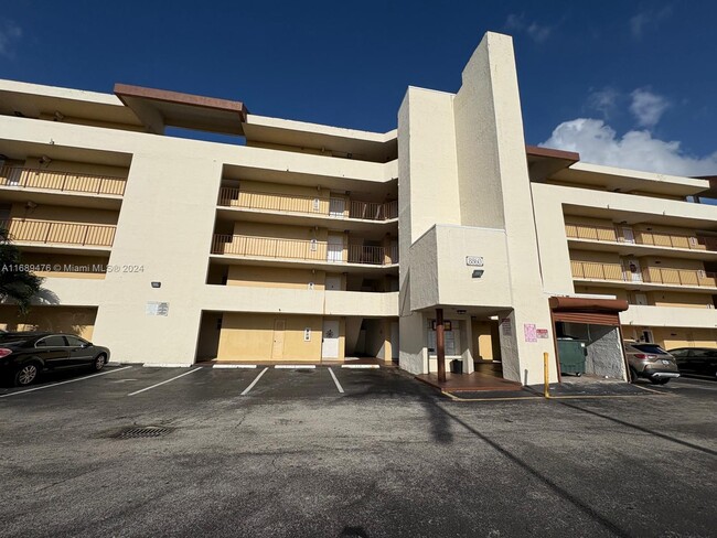Building Photo - 8860 Fontainebleau Blvd