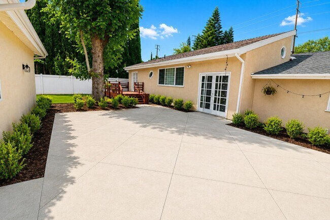 Building Photo - OWNER REMODEL - STUDENT RENTAL NEAR CAMPUS – HUGE DISCOUNT + ONE MONTH FREE!