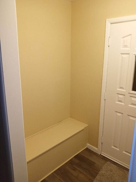 Front entry way - 2209 N North Ave