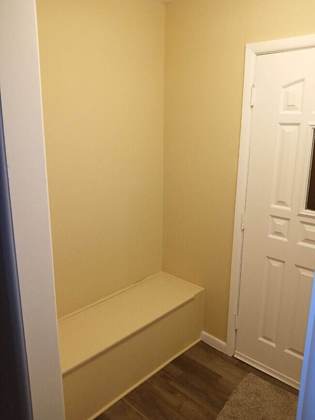 Front entry way - 2209 N North Ave