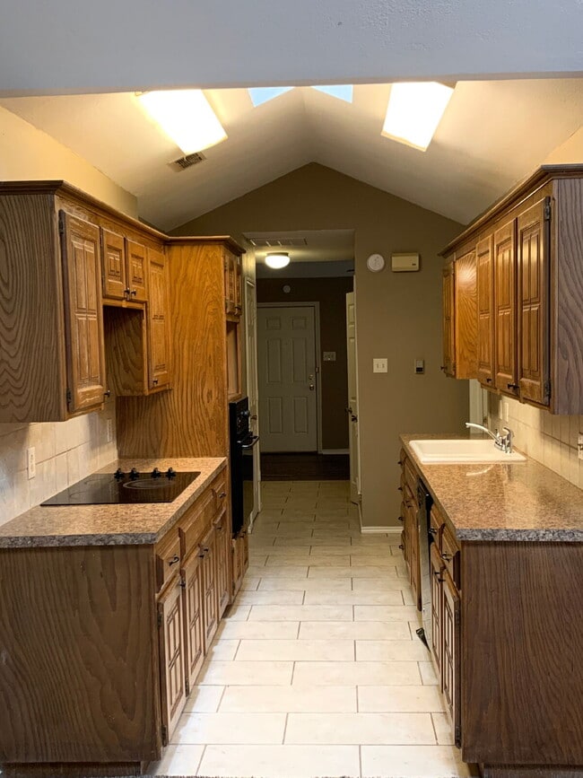 Building Photo - Charming and Spacious 2-Bedroom Townhome w...