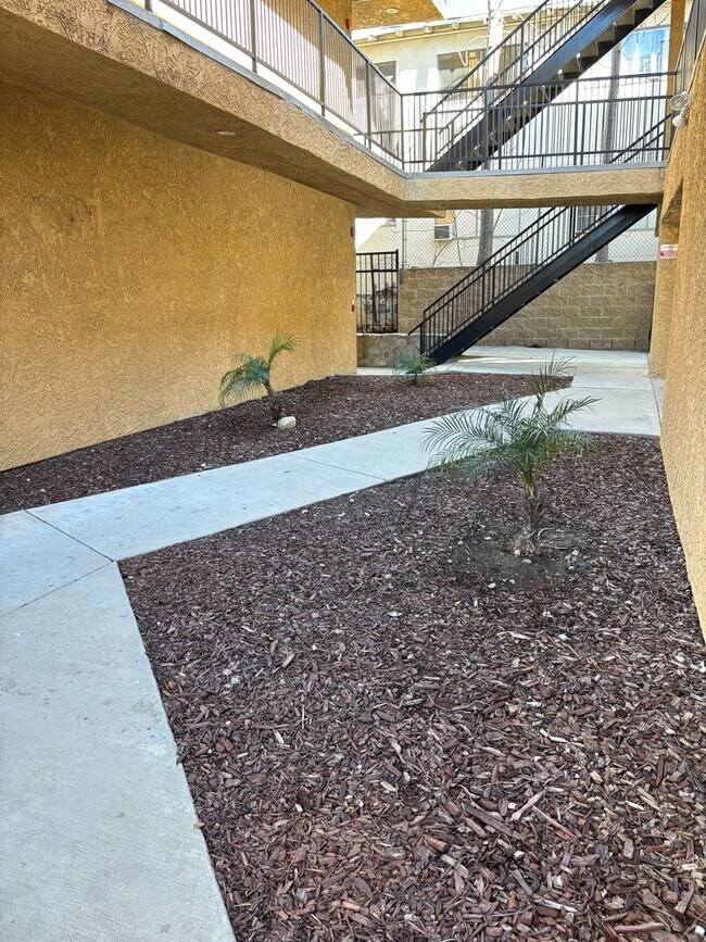 Building Photo - Spacious 1-Bed Apartments in Gated Tujunga Community