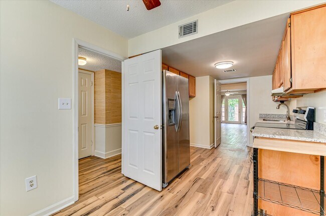 Building Photo - 407 Folkstone Cir