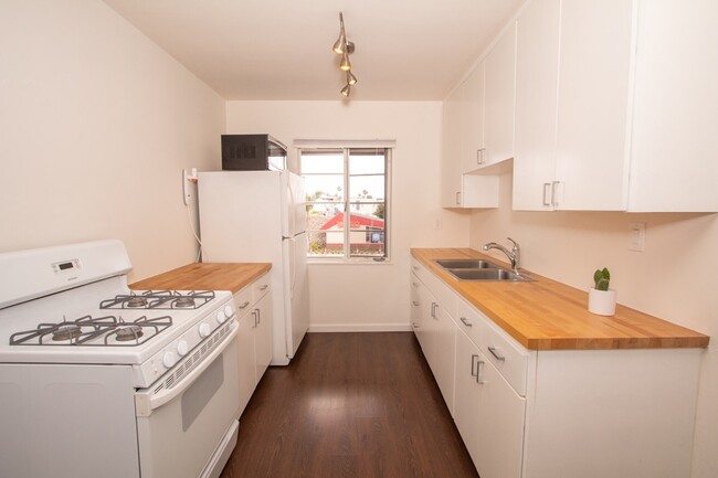 Building Photo - 1602-1604 Rosecrans / 3010 Jarvis