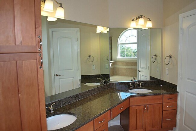 Building Photo - 5629 Dolores St