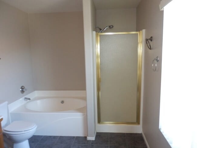 Building Photo - Spacious 2-Story Home with NEW Carpet and ...