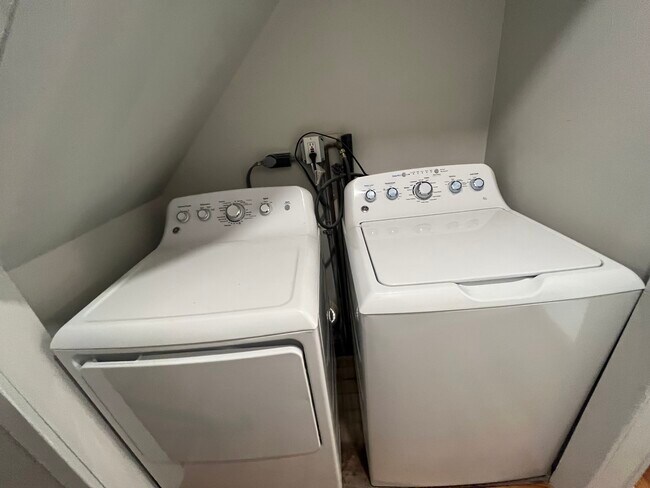 Building Photo - 6 E Oak Ave