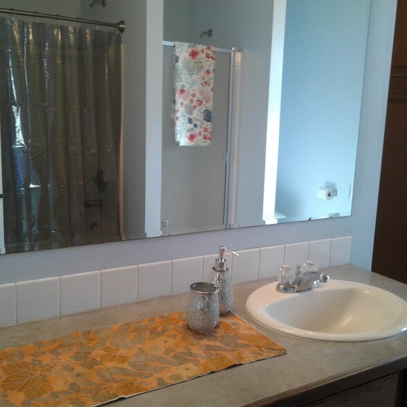 Building Photo - 165 E Willow Creek Dr