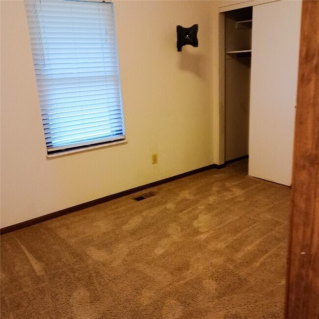 Building Photo - 14 Twin Oaks Dr
