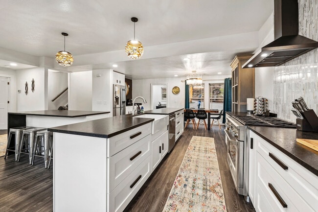 Building Photo - 211 Lakeshore Dr