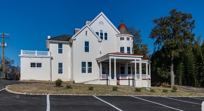 Building Photo - 2112 Monteiro Ave