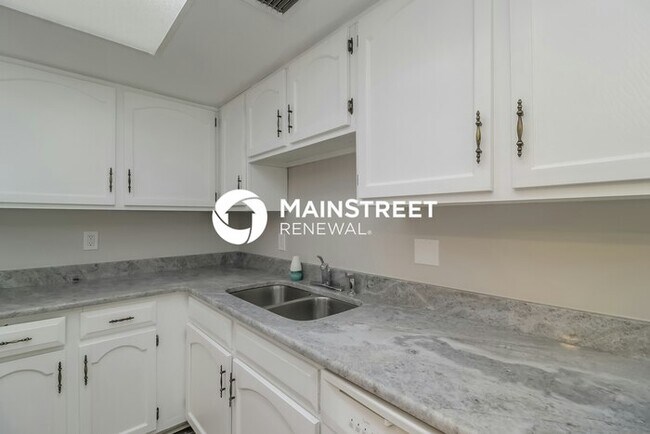 Building Photo - 4 Bedroom Pet-Friendly Home in Orlando, FL with Main Street Renewal