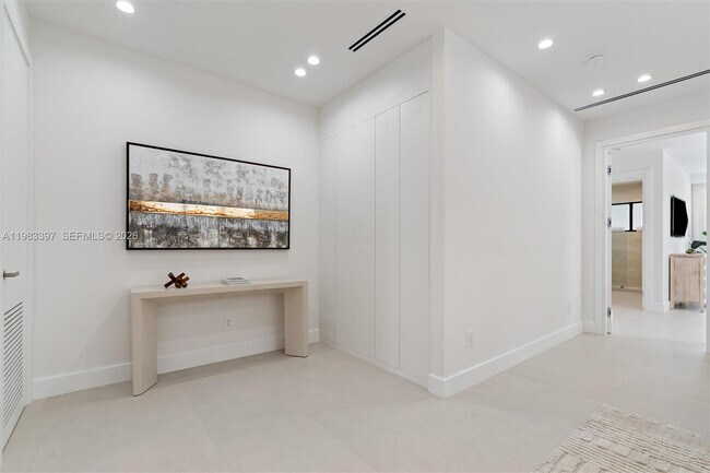 Building Photo - 1410 NE 5th St