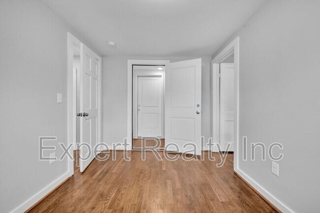 Building Photo - 546 55th St