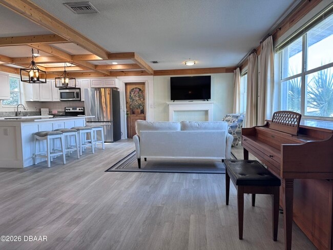 Building Photo - 3041 N Oleander Ave