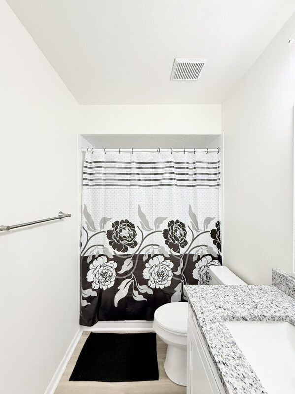 Building Photo - 5212 Peach Ave