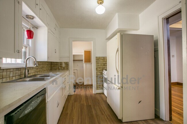 Building Photo - 1404 Marquette Pl NE