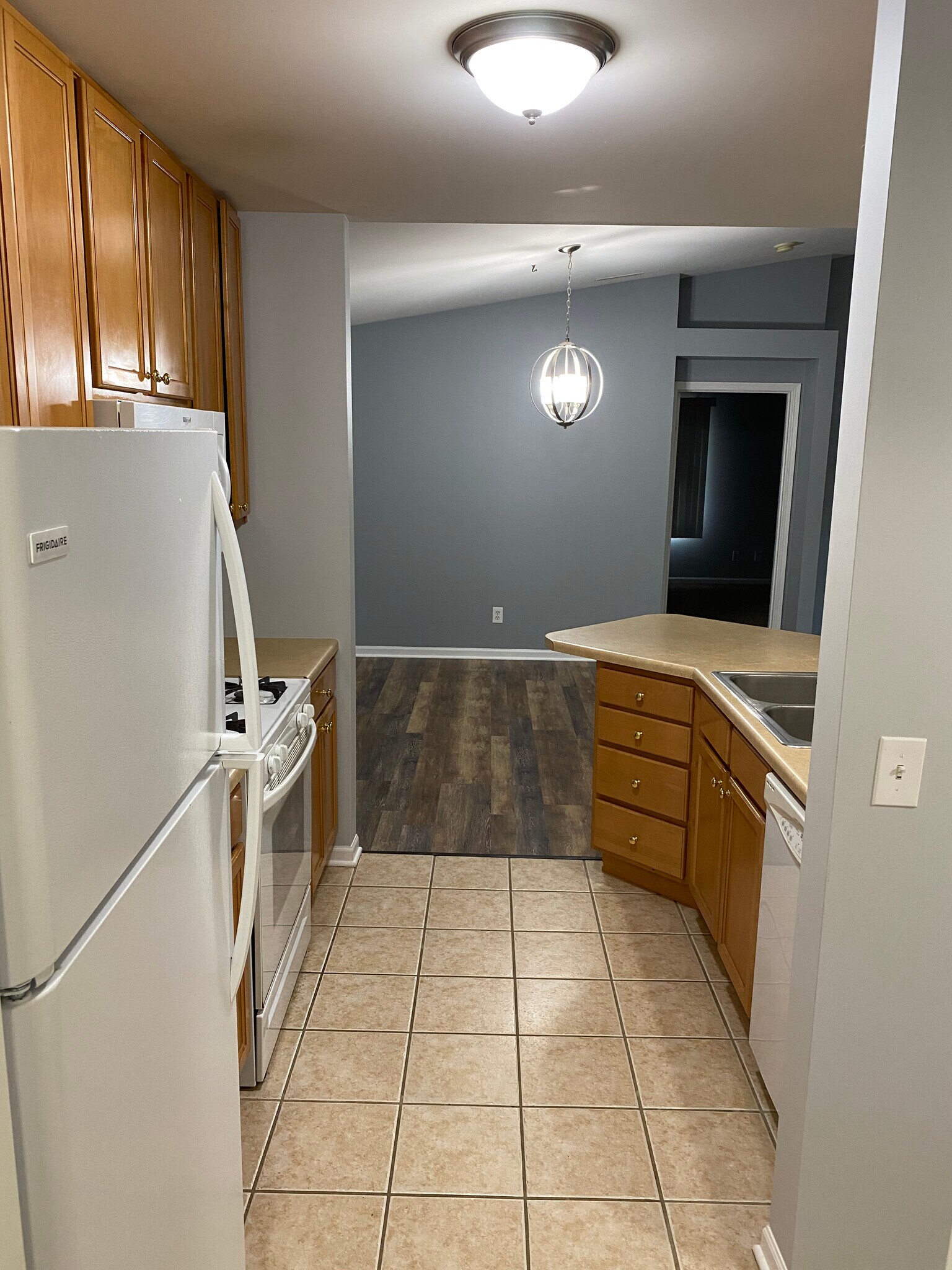 Building Photo - 9816 Wildwood Cir