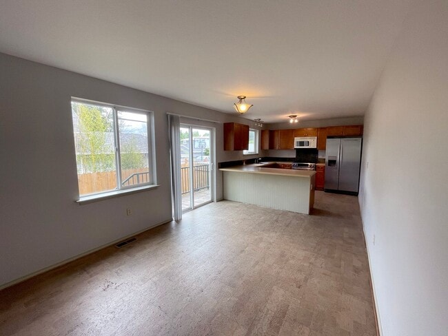 Building Photo - Great 6 bed, 6 bath Duplex Unit in North Portland with Laundry, Patio