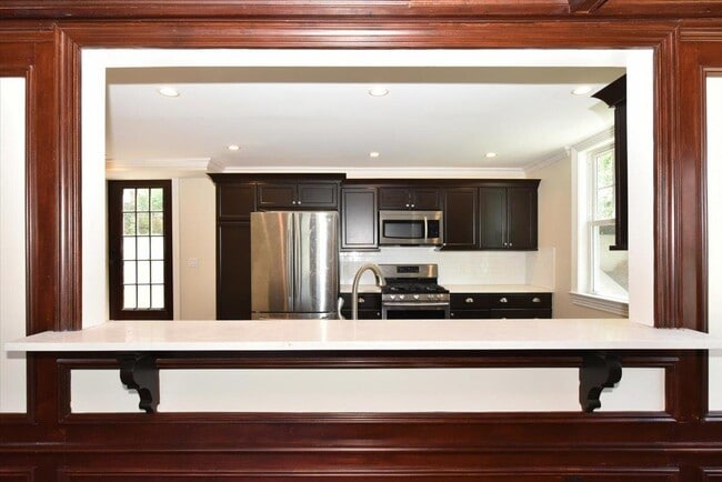 Building Photo - 158 Woodbine Ave