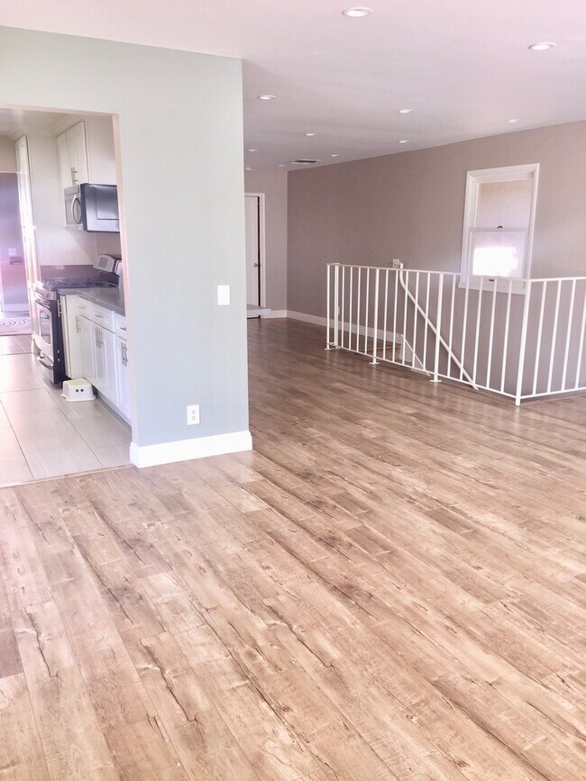 Building Photo - Glendale Hills traditional with fabulous views
