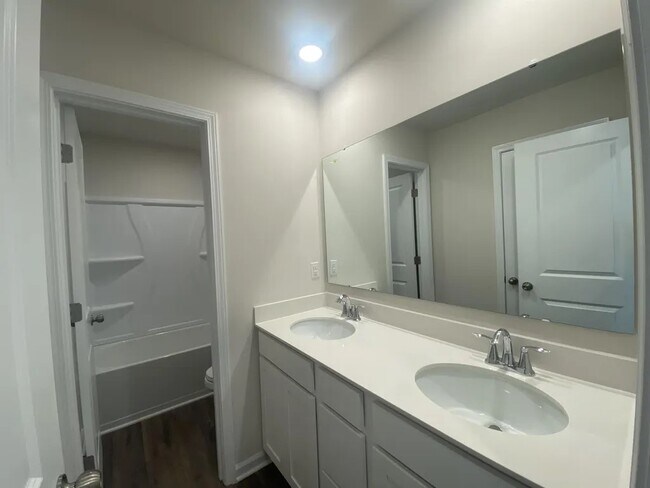 Building Photo - 1537 Woodhouse Dr