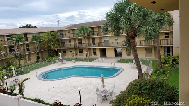 Building Photo - 241 S Royal Poinciana Blvd