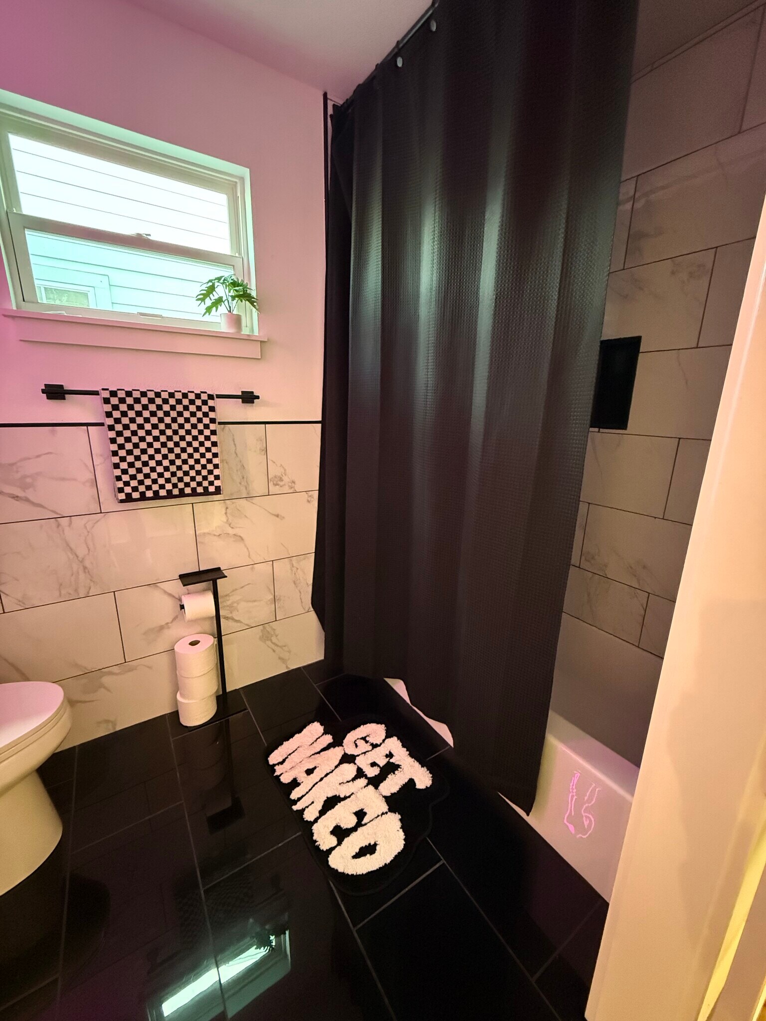 Front bathroom - 1741 Jourdan Ave
