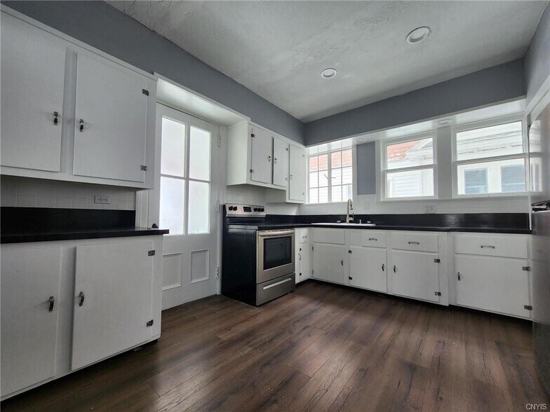 Building Photo - 218 S Pleasant St