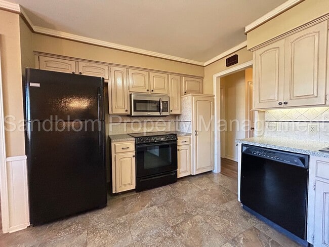 Building Photo - For Lease | South Tulsa Duplex | $1550 Rent