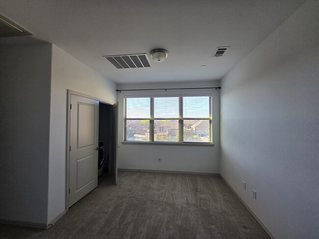 Building Photo - 3129 Decker Dr