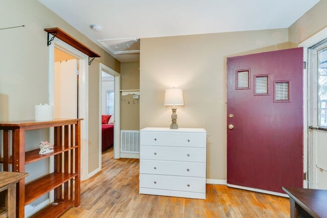 Building Photo - Cozy 2 Bed/1 Bath House, Park Like Setting, Pet Friendly, Fenced Yard