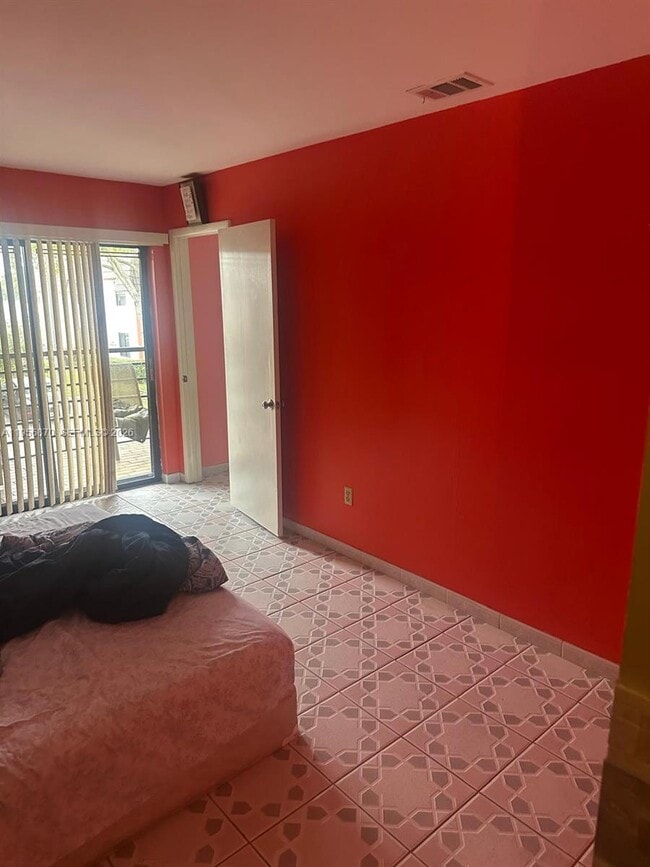 Building Photo - 855 NE 209th St