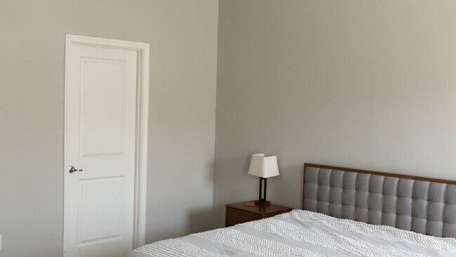 Building Photo - Modern 3 Level Townhome with 2 Car Garage