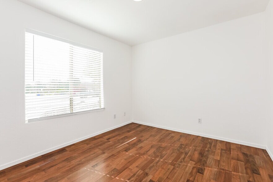 Building Photo - 286 W Santa Gertrudis Trl