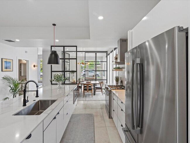 Building Photo - Luxury 3-Bed, 3.5-Bath Denver Home with Ro...