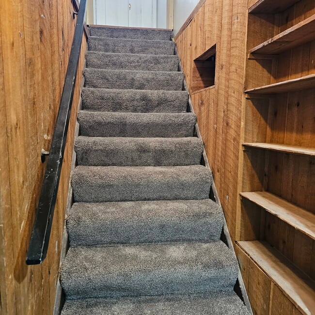 Building Photo - 655 S 7th Ave