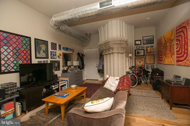 Building Photo - 2701 W Girard Ave