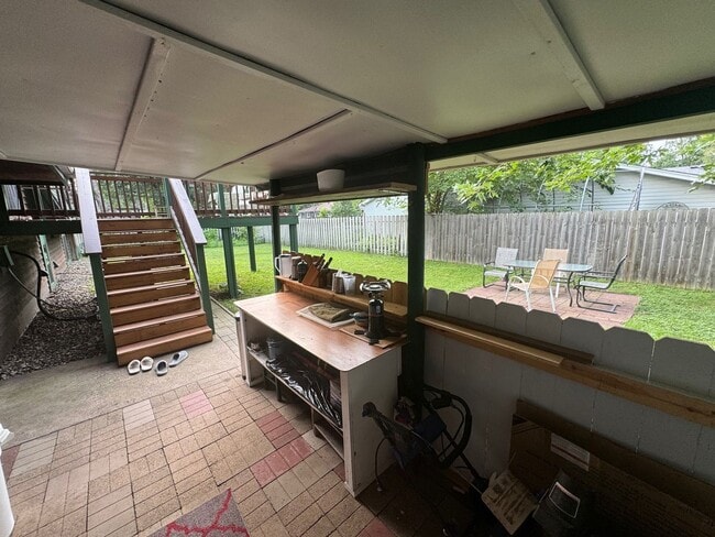 Building Photo - Gorgeous SFH with SS appliances, fenced ba...