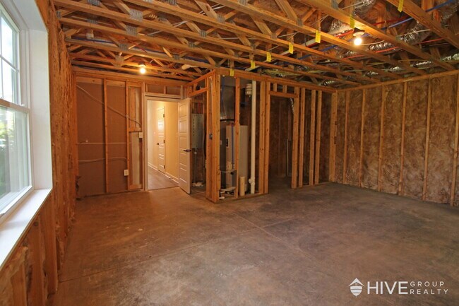 Building Photo - Beautiful End-Unit Townhouse with Pond Vie...