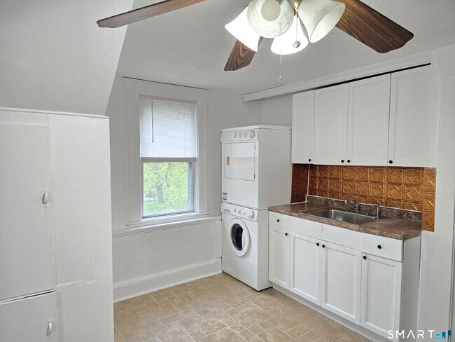 Building Photo - 103 Capen St