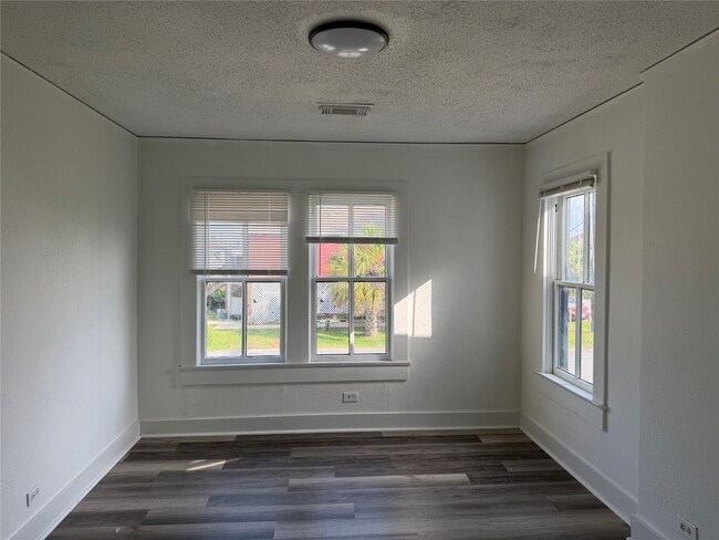 Building Photo - 2303 Victory Ave