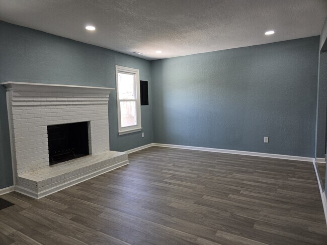 Building Photo - 689 Biltmore Dr