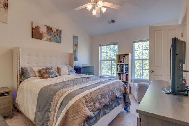 Building Photo - Spacious 3BR/2.5BA Duplex in South Nashville | Pet Friendly | Prime 37211 Location Near Dining & ...