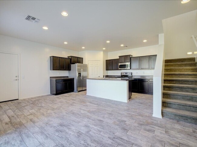 Building Photo - 4 Bedroom, 2.5 Bath COMMUNITY POOL!