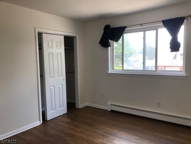 Building Photo - 104 N Beverwyck Rd